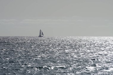 Bir yelkenli sonbaharda Matas Körfezi 'nde Atlantik Okyanusu' nun dalgalarında yelken açar. Costa Calma, Fuerteventura, Las Palmas, Kanarya Adaları, İspanya.