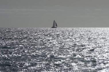 Bir yelkenli sonbaharda Matas Körfezi 'nde Atlantik Okyanusu' nun dalgalarında yelken açar. Costa Calma, Fuerteventura, Las Palmas, Kanarya Adaları, İspanya.