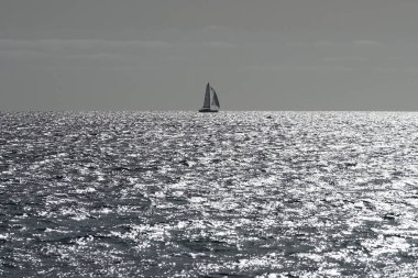 Bir yelkenli sonbaharda Matas Körfezi 'nde Atlantik Okyanusu' nun dalgalarında yelken açar. Costa Calma, Fuerteventura, Las Palmas, Kanarya Adaları, İspanya.