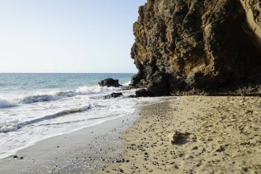 Matas de Matas Blancas plajından Matas Bay 'deki Atlantik Okyanusu manzarası. Costa Calma, Fuerteventura, Las Palmas, Kanarya Adaları, İspanya.