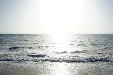 Kasım ayında Matas Körfezi 'ndeki Atlantik Okyanusu kıyısındaki Playas de Matas Blancas plajında güneş parlar. Costa Calma, Fuerteventura, Las Palmas, Kanarya Adaları, İspanya.