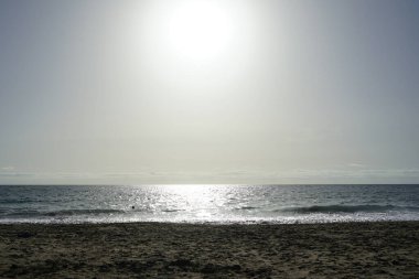 Güneş sonbaharda Matas Körfezi 'ndeki Atlantik Okyanusu' nun üzerinde parlıyor. Matas de Blancas, Costa Calma, Fuerteventura, Las Palmas, Kanarya Adaları, İspanya. 