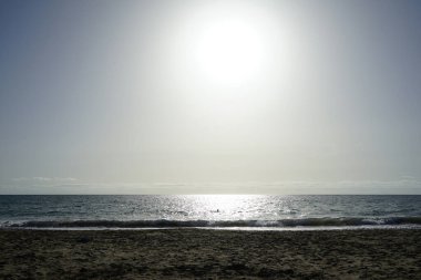 Güneş sonbaharda Matas Körfezi 'ndeki Atlantik Okyanusu' nun üzerinde parlıyor. Matas de Blancas, Costa Calma, Fuerteventura, Las Palmas, Kanarya Adaları, İspanya.