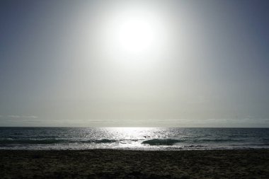 Güneş sonbaharda Matas Körfezi 'ndeki Atlantik Okyanusu' nun üzerinde parlıyor. Matas de Blancas, Costa Calma, Fuerteventura, Las Palmas, Kanarya Adaları, İspanya.