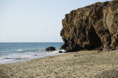 Larus michahellis kuşu sonbaharda Matas Körfezi 'ndeki Atlantik Okyanusu' nun üzerinde uçar. Sarı bacaklı martı, Larus michahellis, büyük bir martıdır. Costa Calma, Fuerteventura, Las Palmas, Kanarya Adaları, İspanya. 