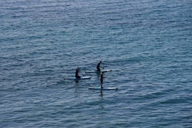 Costa Calma, Fuerteventura, İspanya - 28 Ekim 2022: SUP sporu Matas Körfezi 'ndeki Atlantik Okyanusu' nun suyunda görülebilir. Ayakta raketbol, SUP, sörften doğan bir su sporudur..   
