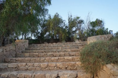 Ekim ayında Atlantik Okyanusu 'na uzanan yüksek resimli bir sahildeki merdivenlerin manzarası. Mirador Atlantico, Costa Calma, Fuerteventura, Las Palmas, Kanarya Adaları, İspanya. 
