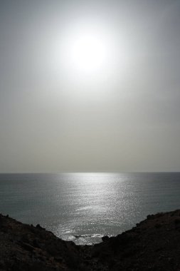 Güneş sonbaharda Matas Körfezi 'ndeki Atlantik Okyanusu' nun üzerinde parlıyor. Matas de Blancas, Costa Calma, Fuerteventura, Las Palmas, Kanarya Adaları, İspanya. 