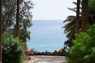 Sonbaharda Costa Calma 'daki Atlantik Okyanusu manzarası. Costa Calma, Kanarya 'nın Fuerteventura adasında bir tatil beldesi. Las Palmas, Kanarya Adaları, İspanya. 