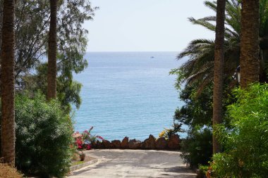 Sonbaharda Costa Calma 'daki Atlantik Okyanusu manzarası. Costa Calma, Kanarya 'nın Fuerteventura adasında bir tatil beldesi. Las Palmas, Kanarya Adaları, İspanya. 