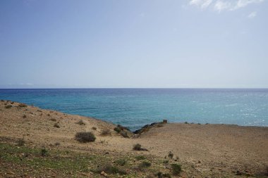 Sonbaharda Costa Calma 'daki Atlantik Okyanusu manzarası. Costa Calma, Kanarya 'nın Fuerteventura adasında bir tatil beldesi. Las Palmas, Kanarya Adaları, İspanya. 