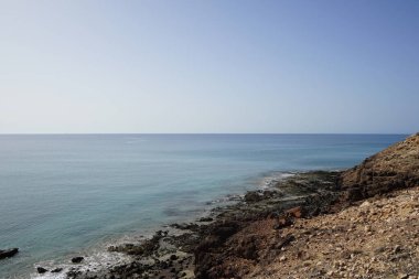 Sonbaharda Costa Calma 'daki Atlantik Okyanusu manzarası. Costa Calma, Kanarya 'nın Fuerteventura adasında bir tatil beldesi. Las Palmas, Kanarya Adaları, İspanya. 