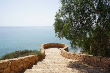 Atlantik Okyanusu 'na bakan Atlas Okyanusu manzaralı kule Kosta Calma, R2 Rio Calma, Las Palmas, Kanarya Adaları, İspanya' da Fuerteventura 'nın yüksek kıyısında yer almaktadır.. 