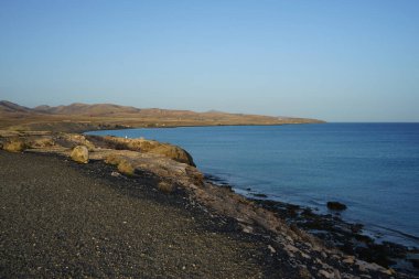 Sonbaharda Costa Calma 'daki Atlantik Okyanusu manzarası. Costa Calma, Kanarya 'nın Fuerteventura adasında bir tatil beldesi. Las Palmas, Kanarya Adaları, İspanya. 