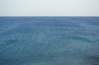 Yazlık tatil beldesi Costa Calma 'da sonbaharda kıyı şeridinden Atlantik Okyanusu manzarası. Fuerteventura, Las Palmas, Kanarya Adaları, İspanya.         