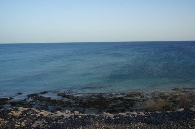 Sonbaharda Costa Calma 'daki Atlantik Okyanusu manzarası. Costa Calma, Kanarya 'nın Fuerteventura adasında bir tatil beldesi. Las Palmas, Kanarya Adaları, İspanya. 