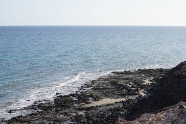 Sonbaharda Costa Calma 'daki Atlantik Okyanusu manzarası. Costa Calma, Kanarya 'nın Fuerteventura adasında bir tatil beldesi. Las Palmas, Kanarya Adaları, İspanya. 