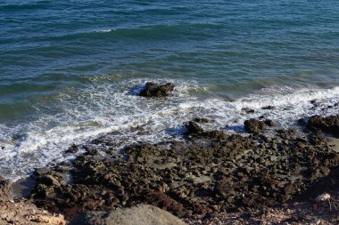 Sonbaharda Costa Calma 'daki Atlantik Okyanusu manzarası. Costa Calma, Kanarya 'nın Fuerteventura adasında bir tatil beldesi. Las Palmas, Kanarya Adaları, İspanya. 