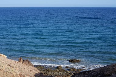 Sonbaharda Costa Calma 'daki Atlantik Okyanusu manzarası. Costa Calma, Kanarya 'nın Fuerteventura adasında bir tatil beldesi. Las Palmas, Kanarya Adaları, İspanya. 