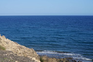 Sonbaharda Costa Calma 'daki Atlantik Okyanusu manzarası. Costa Calma, Kanarya 'nın Fuerteventura adasında bir tatil beldesi. Las Palmas, Kanarya Adaları, İspanya. 