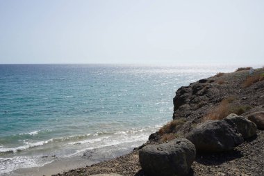 Sonbaharda Costa Calma 'daki Atlantik Okyanusu manzarası. Costa Calma, Kanarya 'nın Fuerteventura adasında bir tatil beldesi. Las Palmas, Kanarya Adaları, İspanya. 