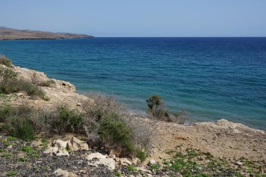 Sonbaharda Costa Calma 'daki Atlantik Okyanusu manzarası. Costa Calma, Kanarya 'nın Fuerteventura adasında bir tatil beldesi. Las Palmas, Kanarya Adaları, İspanya. 
