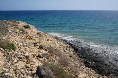 Sonbaharda Costa Calma 'daki Atlantik Okyanusu manzarası. Costa Calma, Kanarya 'nın Fuerteventura adasında bir tatil beldesi. Las Palmas, Kanarya Adaları, İspanya. 