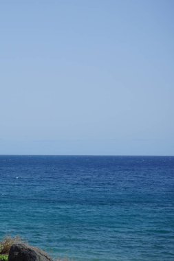 Sonbaharda Costa Calma 'daki Atlantik Okyanusu manzarası. Costa Calma, Kanarya 'nın Fuerteventura adasında bir tatil beldesi. Las Palmas, Kanarya Adaları, İspanya. 