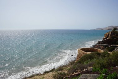 Atlantik Okyanusu 'na bakan Atlas Okyanusu manzaralı kule Kosta Calma, R2 Rio Calma, Las Palmas, Kanarya Adaları, İspanya' da Fuerteventura 'nın yüksek kıyısında yer almaktadır.. 