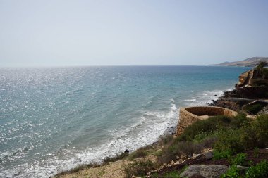 Atlantik Okyanusu 'na bakan Atlas Okyanusu manzaralı kule Kosta Calma, R2 Rio Calma, Las Palmas, Kanarya Adaları, İspanya' da Fuerteventura 'nın yüksek kıyısında yer almaktadır.. 