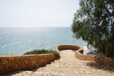 Atlantik Okyanusu 'na bakan Atlas Okyanusu manzaralı kule Kosta Calma, R2 Rio Calma, Las Palmas, Kanarya Adaları, İspanya' da Fuerteventura 'nın yüksek kıyısında yer almaktadır.. 