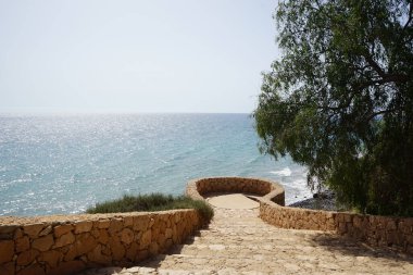 Atlantik Okyanusu 'na bakan Atlas Okyanusu manzaralı kule Kosta Calma, R2 Rio Calma, Las Palmas, Kanarya Adaları, İspanya' da Fuerteventura 'nın yüksek kıyısında yer almaktadır.. 