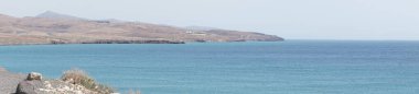 Fotoğraf panoraması. Ekim ayında Costa Calma 'daki Atlantik Okyanusu manzarası. Costa Calma İspanya 'nın Fuerteventura adasında bulunan bir tatil beldesidir..  