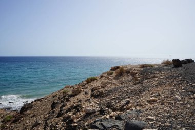 Larus michahellis martıları sonbaharda Kosta Calma 'daki Atlantik Okyanusu' nun üzerinde uçar. Sarı bacaklı martı, Larus michahellis, büyük bir martıdır. Fuerteventura, Las Palmas, İspanya.  