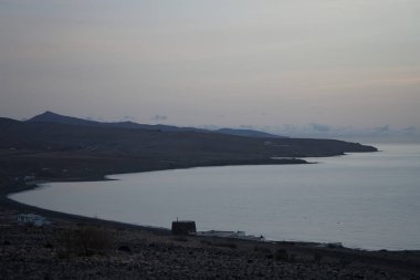 Ekim sabahı Costa Calma köyünün kenar mahallelerinde Atlantik Okyanusu kıyısında güzel bir manzara mevcuttur. Fuerteventura, Las Palmas, Kanarya Adaları, İspanya. 