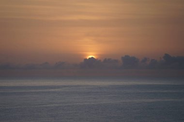 Matas de Matas Blancas plajından Matas Körfezi 'ndeki Atlantik Okyanusu' nun üzerinde Ekim ayında doğan güneşin görüntüsü. Costa Calma, Fuerteventura, Las Palmas, Kanarya Adaları, İspanya.