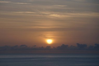 Matas de Matas Blancas plajından Matas Körfezi 'ndeki Atlantik Okyanusu' nun üzerinde Ekim ayında doğan güneşin görüntüsü. Costa Calma, Fuerteventura, Las Palmas, Kanarya Adaları, İspanya.