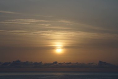 Matas de Matas Blancas plajından Matas Körfezi 'ndeki Atlantik Okyanusu' nun üzerinde Ekim ayında doğan güneşin görüntüsü. Costa Calma, Fuerteventura, Las Palmas, Kanarya Adaları, İspanya.