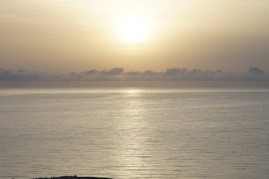 Matas de Matas Blancas plajından Matas Körfezi 'ndeki Atlantik Okyanusu' nun üzerinde Ekim ayında doğan güneşin görüntüsü. Costa Calma, Fuerteventura, Las Palmas, Kanarya Adaları, İspanya.