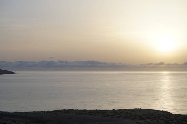 Matas de Matas Blancas plajından Matas Körfezi 'ndeki Atlantik Okyanusu' nun üzerinde Ekim ayında doğan güneşin görüntüsü. Costa Calma, Fuerteventura, Las Palmas, Kanarya Adaları, İspanya.