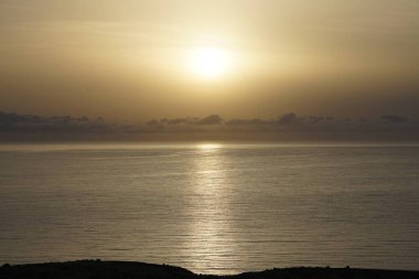 Matas de Matas Blancas plajından Matas Körfezi 'ndeki Atlantik Okyanusu' nun üzerinde Ekim ayında doğan güneşin görüntüsü. Costa Calma, Fuerteventura, Las Palmas, Kanarya Adaları, İspanya.