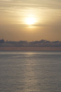 Matas de Matas Blancas plajından Matas Körfezi 'ndeki Atlantik Okyanusu' nun üzerinde Ekim ayında doğan güneşin görüntüsü. Costa Calma, Fuerteventura, Las Palmas, Kanarya Adaları, İspanya.
