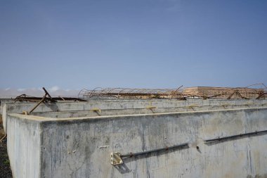 Ekim ayında Kosta Calma yakınlarındaki Matas Körfezi 'ndeki Atlantik Okyanusu kıyısında eski üretim yapılarının kalıntıları bulunmaktadır. Fuerteventura, Las Palmas, Kanarya Adaları, İspanya.