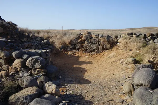 Eski binaların kalıntıları Ekim ayında Kosta Calma yakınlarındaki Matas Körfezi 'nde Atlantik Okyanusu kıyısında yer almaktadır. Fuerteventura, Las Palmas, Kanarya Adaları, İspanya.  