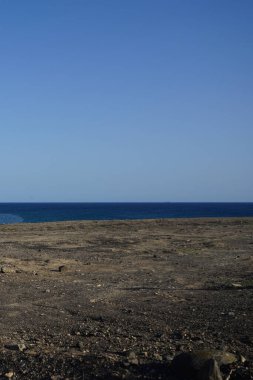 Ekim ayında Costa Calma köyünün kenar mahallelerinde Atlantik Okyanusu kıyısında güzel bir manzara mevcuttur. Matas de Blancas, Fuerteventura, Las Palmas, Kanarya Adaları, İspanya.  