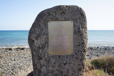 Costa Calma, Fuerteventura, İspanya - 26 Ekim 2022: Bu bölgedeki bir taşın üzerindeki bilgi plaketine göre bu bölgedeki fosiller Kanarya Adaları 'nda soyu tükenmiş olan deniz salyangozu Strombus bubonius' un kabuklarından gelmektedir..