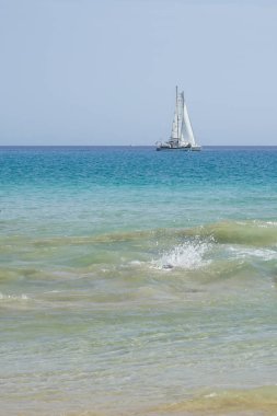 Ekim 'de Playa del Matorral plajı boyunca Atlantik Okyanusu' nda yelkenliler denize açılır. Morro Jable, Jandia, Fuerteventura, Las Palmas, Kanarya Adaları, İspanya. 