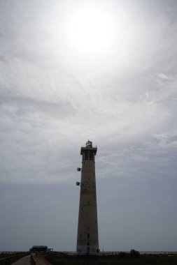 Morro Jable deniz feneri Faro de Morro Jable 'ın üzerinde güneş, Ekim ayında Morro Jable Atlantik kıyısında parlar. Morro Jable İspanya 'nın Kanarya Adaları' nın Fuerteventura adasında yer alan Pajara belediyesine bağlı bir yerleşim yeridir.. 