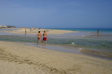 Morro Jable, Fuerteventura, İspanya - 25 Ekim 2022: Atlantik Okyanusu 'ndaki alçak gelgit büyük dalgaları ve Playa del Matorral sahilindeki plaj aşıkları için güçlü akıntıları olan düzenli bir doğal su akıntısıdır. Solana Matorral, Las Palmas, Kanarya Adaları.