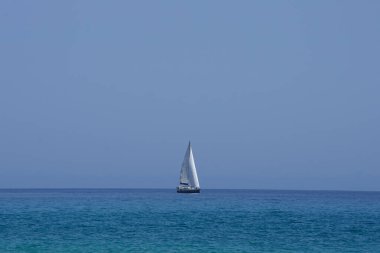 Atlantik Okyanusu 'nda, Playa del Matorral plajı boyunca, Ekim ayında, Fuerteventura, Las Palmas, Kanarya Adaları, İspanya' daki Morro Jable adasında bir yelkenli yatı seyreder..